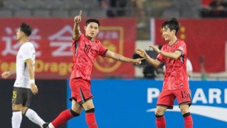 国足惨败，赛鸟拒绝传球，球员球裤没脏，韩国教练模仿李铁吹头发