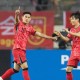 国足惨败，赛鸟拒绝传球，球员球裤没脏，韩国教练模仿李铁吹头发